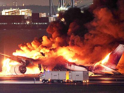 El accidente del avión de Japan Airlines en el aeropuerto de Tokio, en imágenes