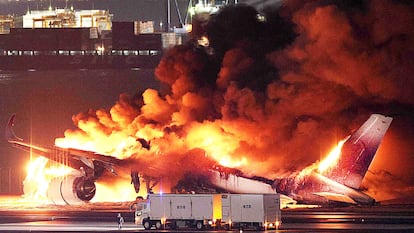 El accidente del avión de Japan Airlines en el aeropuerto de Tokio, en imágenes