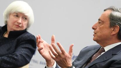 Mario Draghi, presidente del BCE, junto a Janet Yellen, presidenta de la Fed