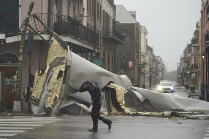 Parte do telhado de um edifício em Nova Orleans foi deslocada pelos ventos de até 214 quilômetros por hora que vieram com o furacão.