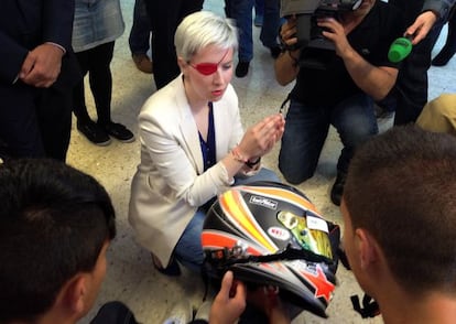 María Villota, en junio de este año, con el casco con el que sufrió el accidente.