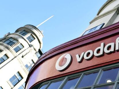Vodafone se dispara en Bolsa ante posibles fusiones y tira de Telefónica y las telecos