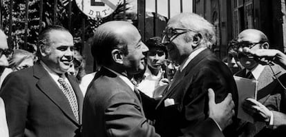 El embajador de la República en el exilio, Manuel Martínez Feduchy, a la derecha, entrega la sede diplomática al encargado de negocios de España, en 1977.