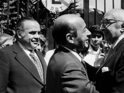 El embajador de la Rep&uacute;blica en el exilio, Manuel Mart&iacute;nez Feduchy, a la derecha, entrega la sede diplom&aacute;tica al encargado de negocios de Espa&ntilde;a, en 1977.