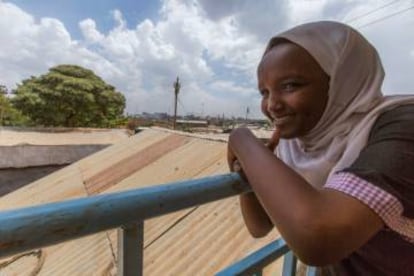 Asmahan, que estudia en un colegio en uno de los peores guetos de Nairobi, sueña con ser piloto.