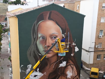 Mural en proceso en la Linares (Jaén), donde se desarrolla un festival de arte urbano.