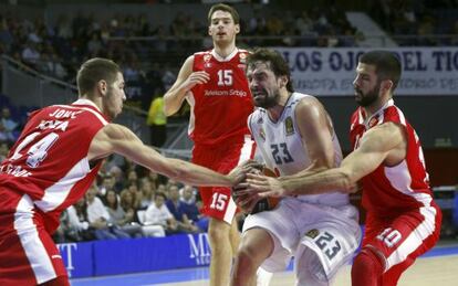 Llull intenta entrar a canasta ante dos jugadores.