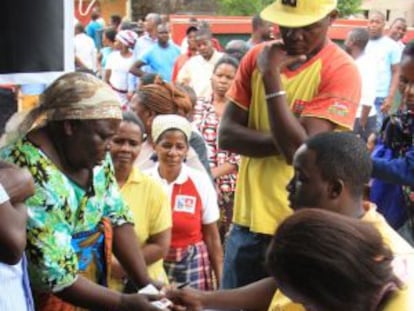 Una votante muestra su documentación en un colegio electoral, este miércoles en Maputo.