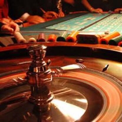 Varios jugadores en una partida de ruleta