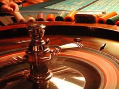 Varios jugadores en una partida de ruleta