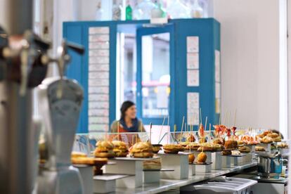 Pinchos en la barra de Abarrote, en la calle San Andrés de A Coruña. 