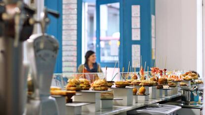 Pinchos en la barra de Abarrote, en la calle San Andrés de A Coruña. 