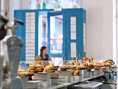 Pinchos en la barra de Abarrote, en la calle San Andrés de A Coruña. 