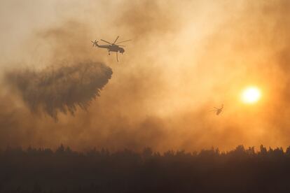 Un helicóptero de extinción de incendios opera en un incendio forestal de Varympompi, al norte de Atenas, Grecia, 4 de agosto de 2021.