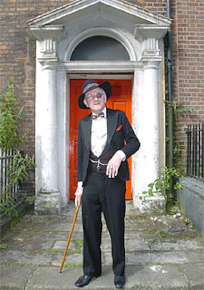 El actor Dermod Lynskey, disfrazado de Leopold Bloom, en Dublín. 

/ EFE