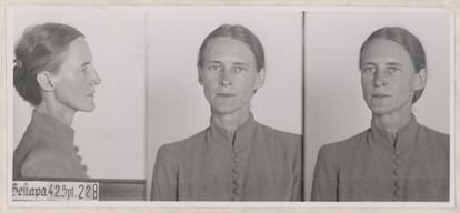 Ficha policial de la Gestapo de Mildred Elizabeth Fish (Mildred Harnack de casada), en 1942. Imagen incluida en 'La frecuente oscuridad de nuestros días', de Rebecca Donner.