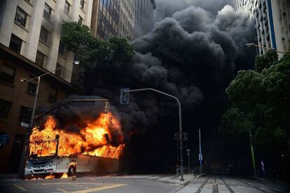Vista de un autobús incendiado durante una protesta de funcionarios del gobierno en Río de Janeiro (Brasil).