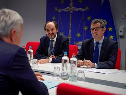 El ministro de Justicia, Félix Bolaños, a la derecha, durante la reunión con el comisario europeo de Justicia, Didier Reynders, de espaldas, este jueves.