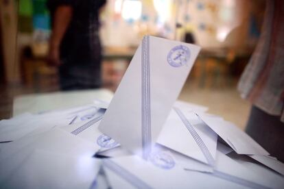 Una imagen del interior de una de las urnas colocada en un colegio electoral en Atenas.