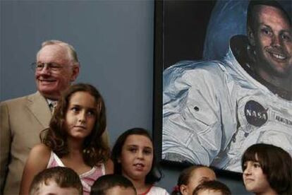 Neil Armstrong posa con un grupo de niños en la Ciudad de las Ciencias de Valencia.