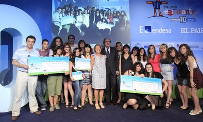 Los alumnos del instituto Barrio de Loranca de Fuenlabrada (Madrid), ganadores de la décima edición de 'El País de los Estudiantes', posan con el ministro de Educación, Ángel Gabilondo, y la viceconsejera de Educación y Empleo de la Comunidad de Madrid, Alicia Delibes.