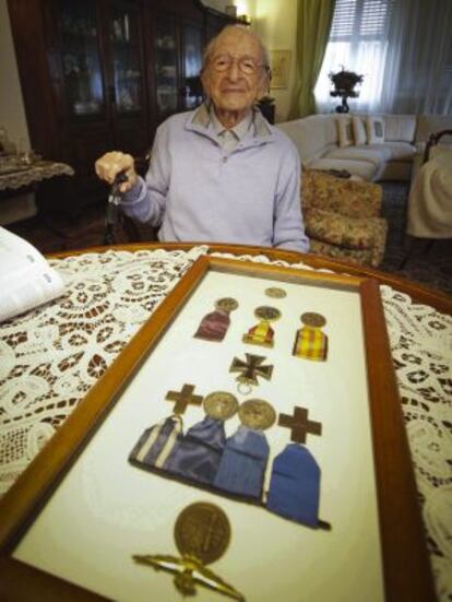 Luigi Gnecchi, con sus medallas militares.