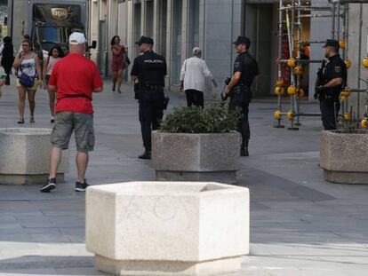 Maceteros colocados la pasada madrugada en el acceso a la Puerta del Sol desde la calle de Preciados. 