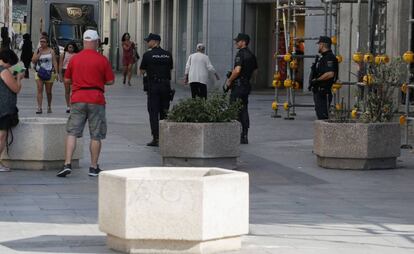 Maceteros colocados la pasada madrugada en el acceso a la Puerta del Sol desde la calle de Preciados.