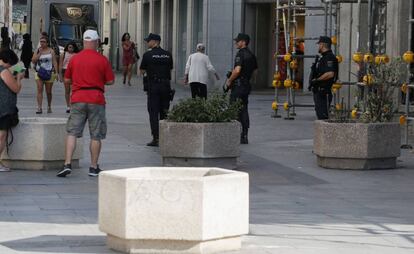 Maceteros colocados la pasada madrugada en el acceso a la Puerta del Sol desde la calle de Preciados. 