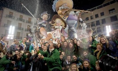 Alegría en la falla de Convento Jerusalén tras conocer que se alzaban con el primer premio.