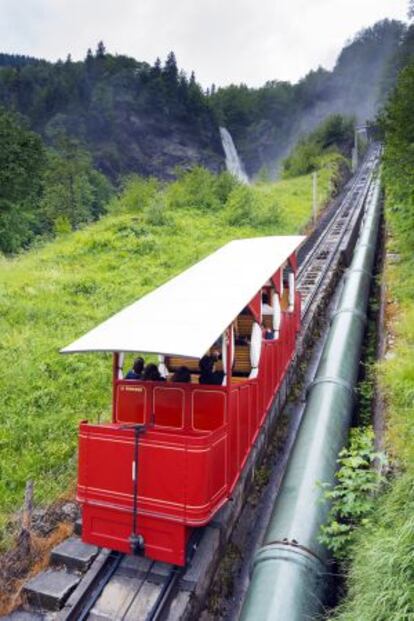 Teleférico panorámico de las cascadas de Reichenbach, en Meiringen (Suiza).