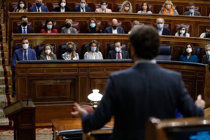 El presidente del Partido Popular, Pablo Casado, en la sesión de control al Gobierno celebrada este miércoles en el Congreso de los Diputados, en Madrid.