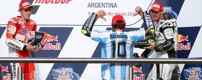 Rossi celebra su triunfo con una camiseta de Maradona.