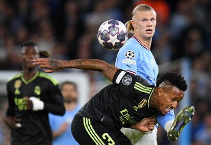 El defensa Eder Militão defiende el balón frente al delantero Haaland.