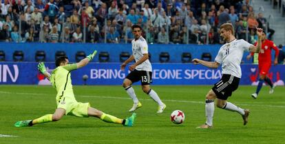 Werner da el pase del gol de la victoria alemana a Stindl en presencia del portero chileno Bravo.