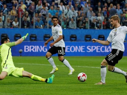 Werner da el pase del gol de la victoria alemana a Stindl en presencia del portero chileno Bravo.