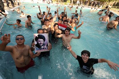 Los partidarios del líder populista, en la piscina de las instalaciones asaltadas el lunes. Desde las elecciones de octubre del año pasado, Irak está batiendo un nuevo récord de parálisis, pues las fuerzas políticas no han conseguido construir un Ejecutivo estable. Ese estancamiento político tiene paralizado al país sin capacidad para adoptar las reformas estructurales que necesitaría.