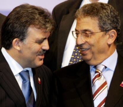 Amr Musa (dcha.), en una imagen de archivo junto al exministro de Asuntos Exteriores de Turquía, Abdula Gül.