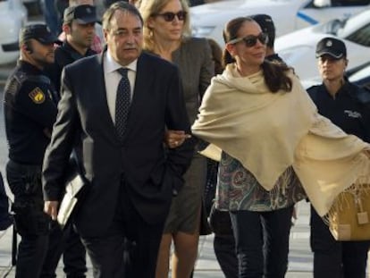 La cantante Isabel Pantoja, junto a su abogado Jos&eacute; &Aacute;ngel Gal&aacute;n, en los juzgados de M&aacute;laga.