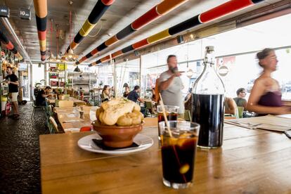 Tres residentes y enamorados del Raval —Berta Fernández, del restaurante Las Fernández; Sergi Coloma, propietario del espacio Pódame, y Jordina Sangrà, propietaria del bar La Rouge— tomaron las riendas del bar restaurante de la Filmo, al que dieron el mejor nombre posible: La Monroe.