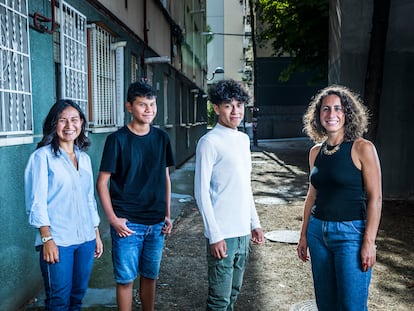 De izquierda a derecha, la profesora Adelis Galindo, los estudiantes Miguel y Erick, y la mentora Ana Tejedor, en la zona de Laguna, Madrid.