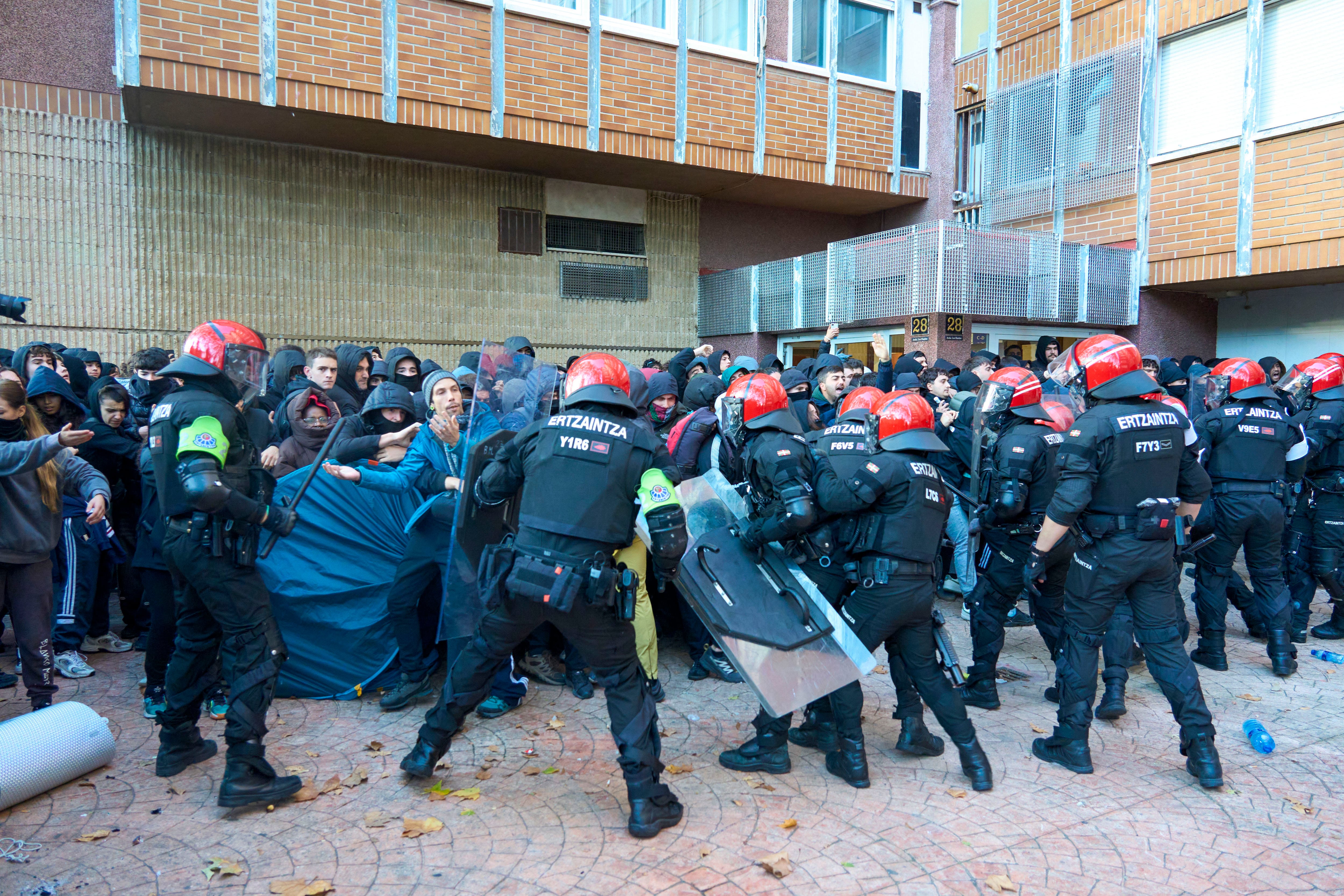 La Ertzaintza carga en Vitoria contra los jovénes que protestaban para evitar el desahucio de una familia con seis hijos