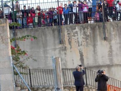 El concejal de Seguridad de Xàtiva, José Antonio Vidal, toma imágenes de los niños que protestan.