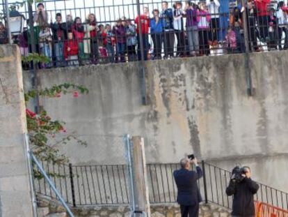 El concejal de Seguridad de X&agrave;tiva, Jos&eacute; Antonio Vidal, toma im&aacute;genes de los ni&ntilde;os que protestan. 