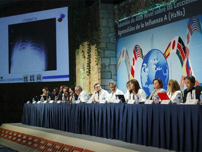 Representantes de 43 países en la cumbre sobre el H1N1 celebrada en Cancún.