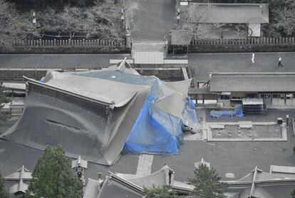 No se ha informado de daños graves o heridos en las inmediaciones del Monte Aso, situado en el corazón de la prefectura de Kumamoto, aunque algunas calles de municipios cercanos han amanecido cubiertas por finas capas de ceniza. En la imagen, la ceniza volcánica cubre la cubierta de un templo dañado en el terremoto del pasado mes de abril en Kumamoto (Japón).