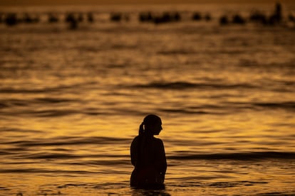 Una bañista en la playa de Copacabana, en Río de Janeiro.