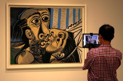 'El beso', de Picasso, en una exposición en la Galería de Arte Australia del Sur, en Sidney (Australia)