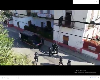 Mossos accediendo a la Casa Buenos Aires