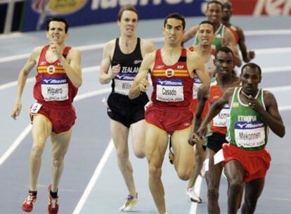 Juan Carlos Higuero (a la izquierda) y Arturo Casado (en el centro), en el esfuerzo final.